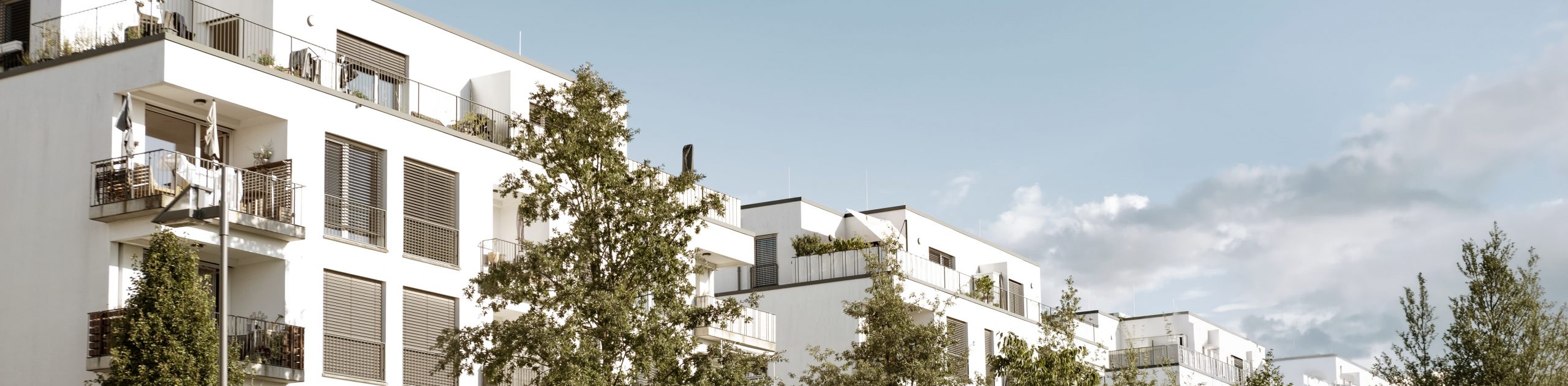 Bild von modernen Wohnhäusern.