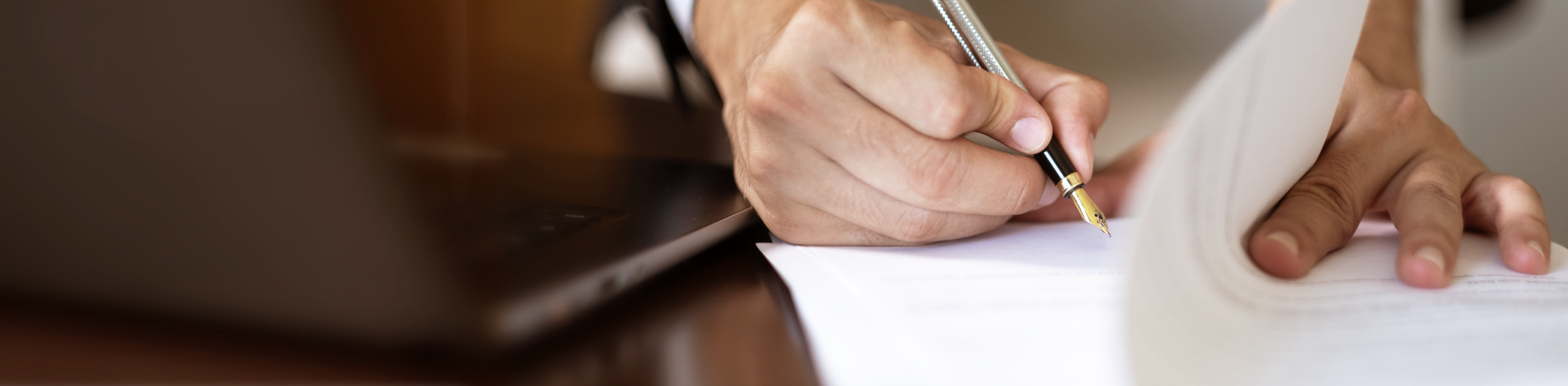 Bild einer Hand die schreibt.